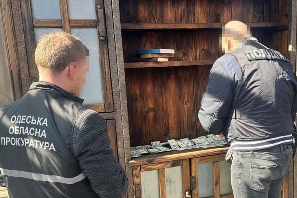 Требовал взятку за оформление земли: в Одессе разоблачили чиновника Госгеокадастра