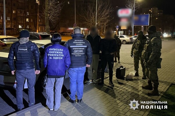 Выезд за границу за 12 тысяч долларов: в Одессе разоблачили переправщиков военнообязанных