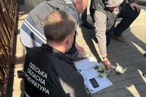 Требовал взятку за оформление земли: в Одессе разоблачили чиновника Госгеокадастра
