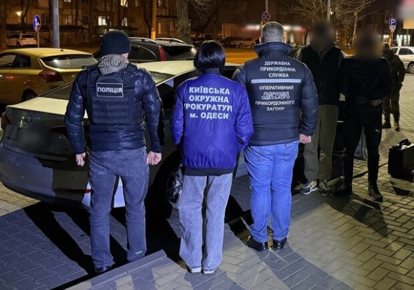 Выезд за границу за 12 тысяч долларов: в Одессе разоблачили переправщиков военнообязанных
