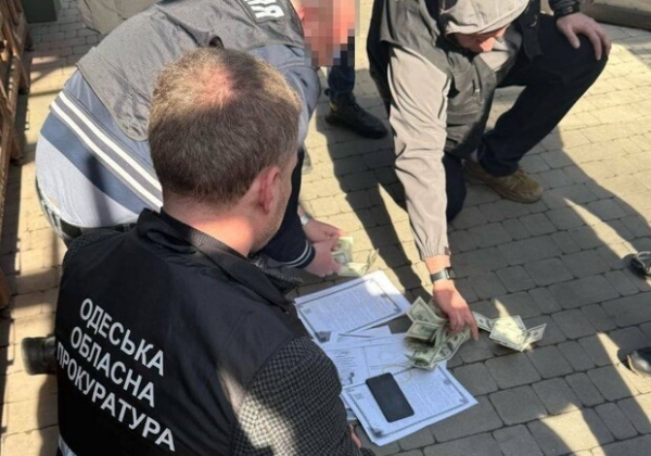 Требовал взятку за оформление земли: в Одессе разоблачили чиновника Госгеокадастра