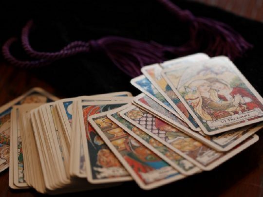 Козерогам — «Колесо Фортуни» і несподіванка, а Дівам — «Сімка Меч» і обережність: Таро-прогноз на 25 березня