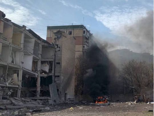 Окупанти вдарили балістикою по житловій забудові Кривого Рогу: є поранені (відео)