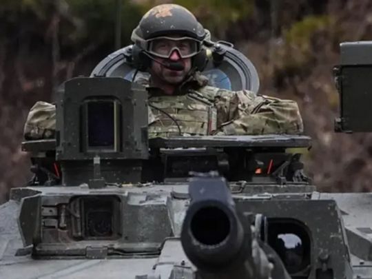 Справжня українська стійкість: принц Вільям проїхався на танку біля кордону з росією (фото, відео)