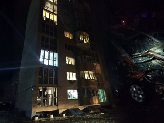 Вночі у Чернігові ворожий дрон прилетів у багатоповерхівку (фото)
