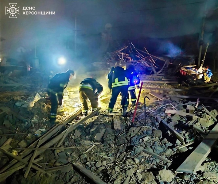 Вночі у Чернігові ворожий дрон прилетів у багатоповерхівку (фото)
