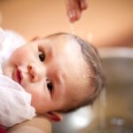 Получи ответ: можно ли брать крестными ребенка настоящую пару