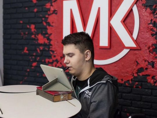 Намалював посмертний портрет друга і подарував його мамі героя: волонтер, який малює, тримаючи в зубах пензлик, допомагає армії