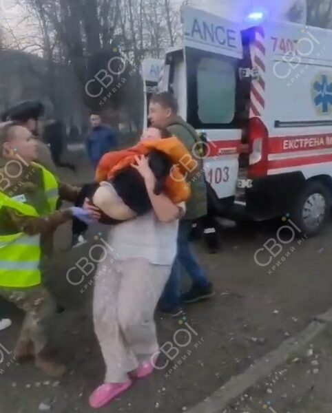 &laquo;Палала автівка, а&nbsp;в&nbsp;ній&nbsp;&mdash; тіло жінки&raquo;: парамедик про пережите на&nbsp;місці ракетного удару в&nbsp;Кривому Розі