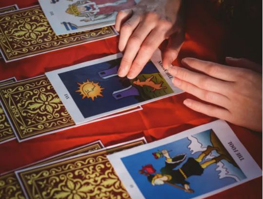 Близнюкам — «Королева Кубків», Дівам — «Сонце», а Скорпіонам — «Колесо Фортуни»: Таро-прогноз та поради карт на 20 травня
