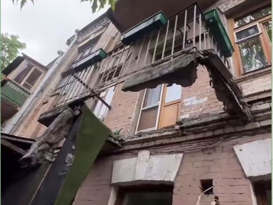 Не дрон і не ракета: у Києві обвалився балкон з американським режисером