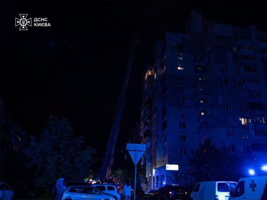 Вночі дрони атакували Київ: постраждали приватні будинки, багатоповерхівка та ТЦ Dream Town (фото, відео)