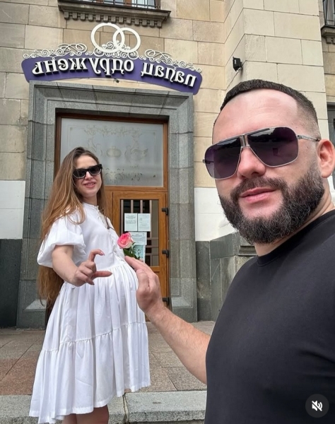 А де обручки? Популярна співачка здивувала світлинами з чоловіком