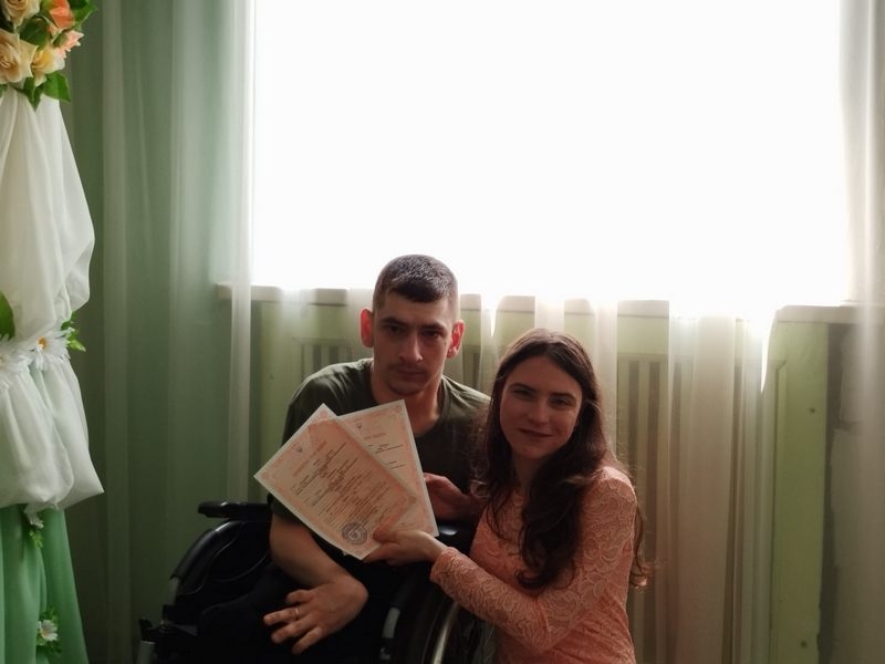 «Хіба може бути щасливою дівчина, яка виходить заміж за інваліда?»: герой «ФАКТІВ» Володимир Малуха зі складною формою ДЦП одружився