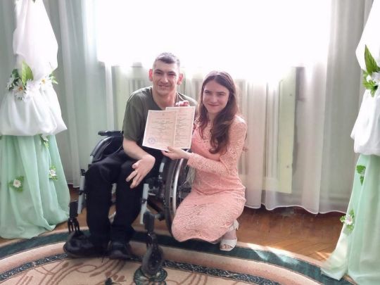 «Хіба може бути щасливою дівчина, яка виходить заміж за інваліда?»: герой «ФАКТІВ» Володимир Малуха зі складною формою ДЦП одружився