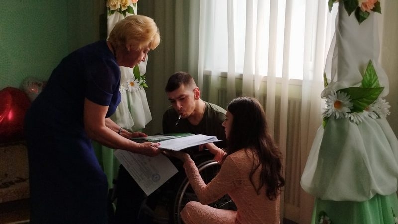 «Хіба може бути щасливою дівчина, яка виходить заміж за інваліда?»: герой «ФАКТІВ» Володимир Малуха зі складною формою ДЦП одружився