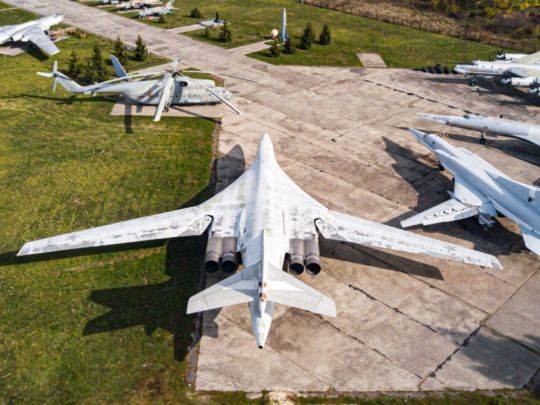 Окупанти сховали Ту-160 біля Америки: туди фура з дронами не доїде