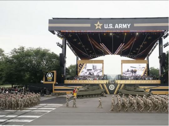 Парад на тлі протестів: як американці «привітали» президента Трампа з 79-річчям