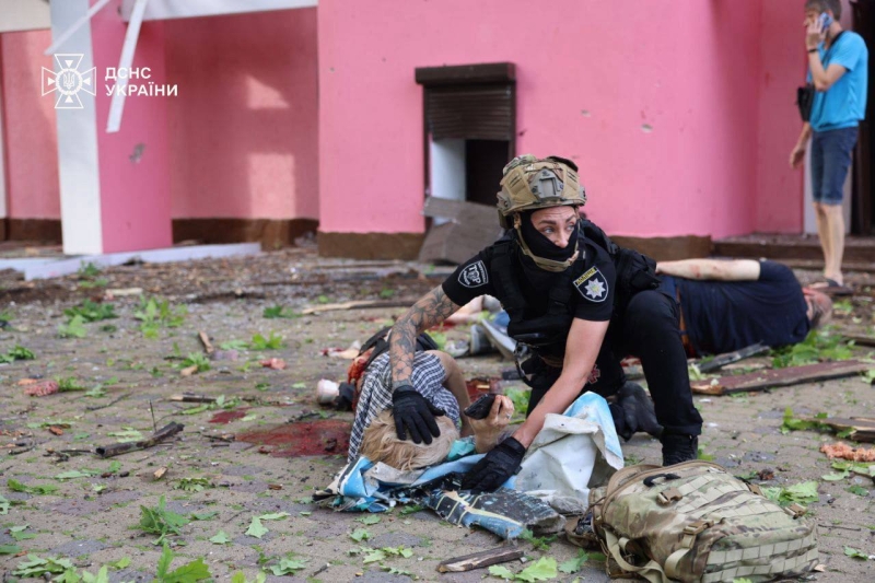 Росіяни скинули авіабомби на дитячу залізницю у Харкові: багато поранених (фото)