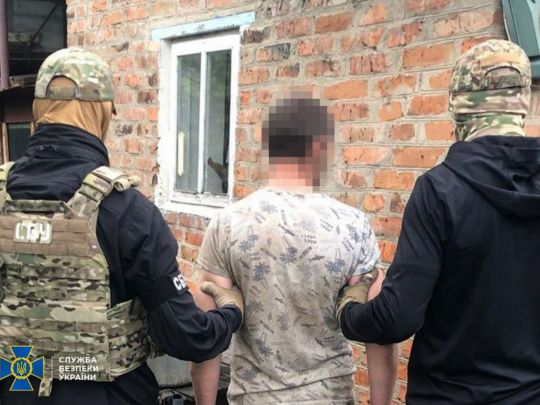 Шпигував за військовими літаками ЗСУ з даху будинку: затримано агента фсб (відео)
