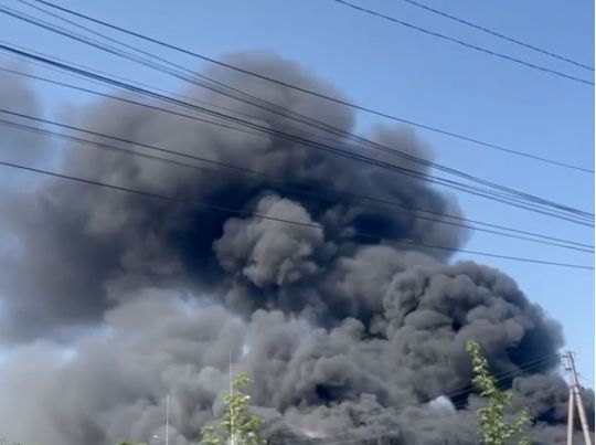 В окупованому Мелітополі горить завод «Гідромаш», який загарбники використовують як військову базу (відео)