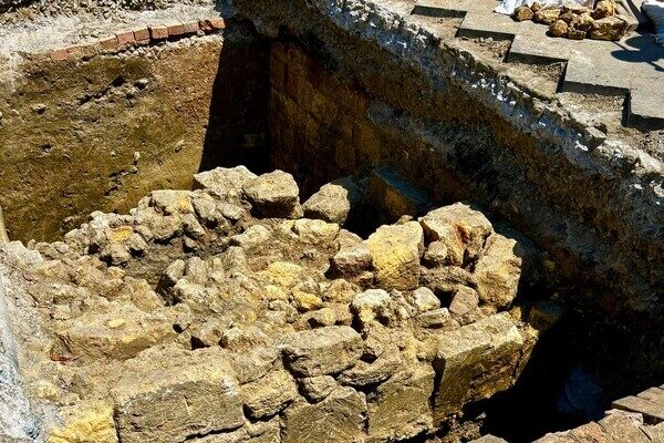 Раскопки в центре Одессы: у фуникулера обнаружили артефакты XIV века Раскопки в центре Одессы: у фуникулера обнаружили артефакты XIV века