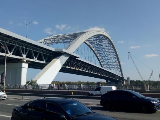 Компанія Шкіля отримала з бюджету Києва понад мільярд на добудову Подільського мосту: що не так із цим тендером