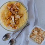 Кукурудзяна каша з карамелізованими яблуками: ідеальний варіант на сніданок