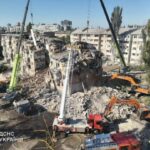 Тіла досі дістають з-під руїн у Києві: рятувальники розбирали завали всю ніч