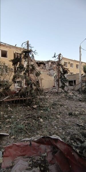 У Слов'янську після нальоту дронів пошкоджено багатоповерхівки, готель та гуртожиток (фото, відео)