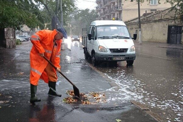 Изменения в движении электротранспорта и затопление улиц: последствия непогоды в Одессе