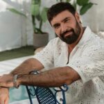 Добре починалося: на концерті популярного співака обірвалася завіса вагою 16 тонн