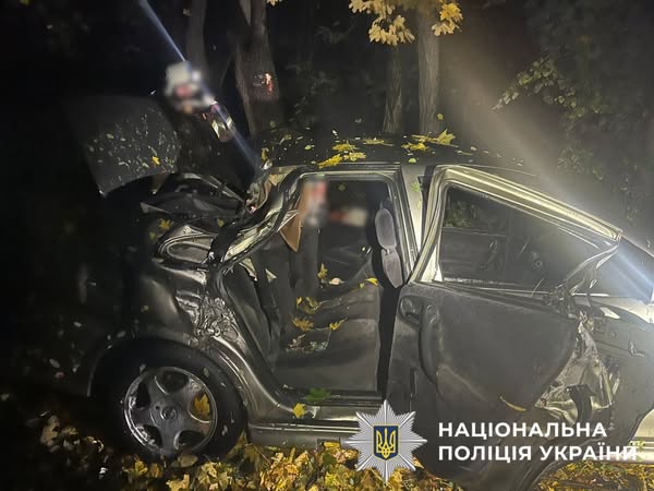 Під Києвом розбився легковик повний підлітків і&nbsp;з&nbsp;15-річним водієм за&nbsp;кермом: є&nbsp;жертви (фото)