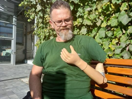 &laquo;Пішов у&nbsp;ТЦК й&nbsp;кажу: &laquo;Треба вже щось зі&nbsp;мною робити!&raquo;: ветеран з&nbsp;ампутованою рукою вже понад рік плете маскувальні сітки для фронту