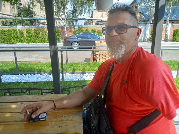 &laquo;Пішов у&nbsp;ТЦК й&nbsp;кажу: &laquo;Треба вже щось зі&nbsp;мною робити!&raquo;: ветеран з&nbsp;ампутованою рукою вже понад рік плете маскувальні сітки для фронту