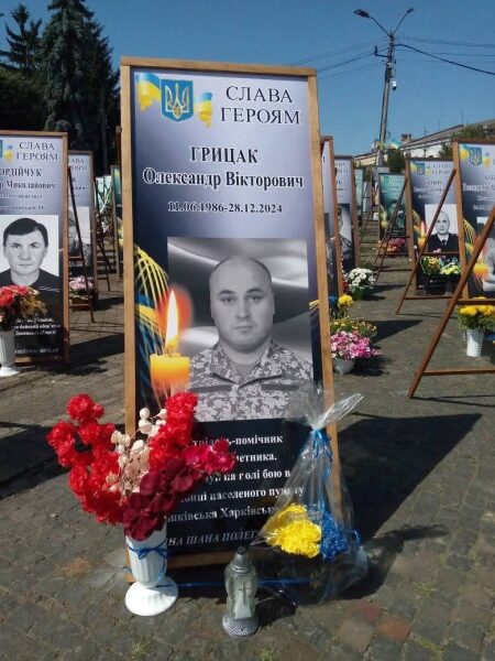 «Плаче за сином та онуком, але крізь сльози працює»: 92-річна бабуся з Рівненщини після подвійної втрати плете шкарпетки захисникам