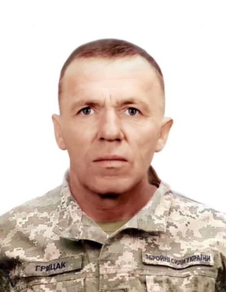 «Плаче за сином та онуком, але крізь сльози працює»: 92-річна бабуся з Рівненщини після подвійної втрати плете шкарпетки захисникам