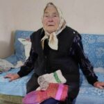 «Плаче за сином та онуком, але крізь сльози працює»: 92-річна бабуся з Рівненщини після подвійної втрати плете шкарпетки захисникам