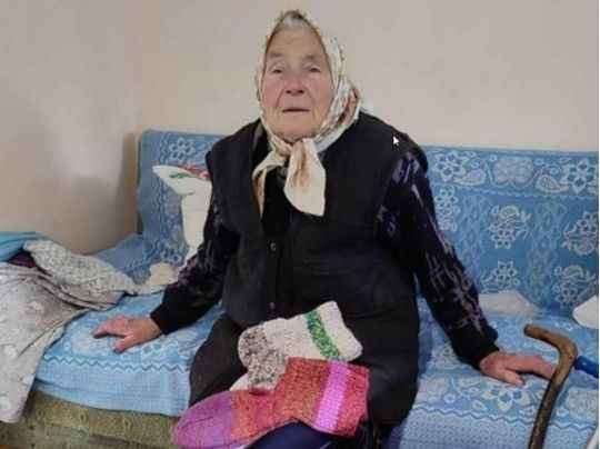 «Плаче за сином та онуком, але крізь сльози працює»: 92-річна бабуся з Рівненщини після подвійної втрати плете шкарпетки захисникам