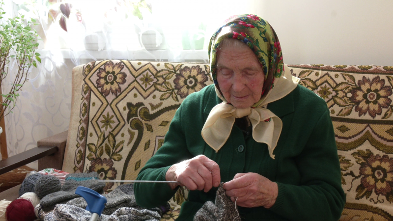 «Плаче за сином та онуком, але крізь сльози працює»: 92-річна бабуся з Рівненщини після подвійної втрати плете шкарпетки захисникам