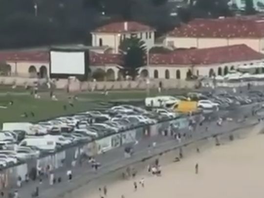 На популярному пляжі в Автралії терористи відкрили вогонь по людях, які святкували Хануку: є жертви (відео)