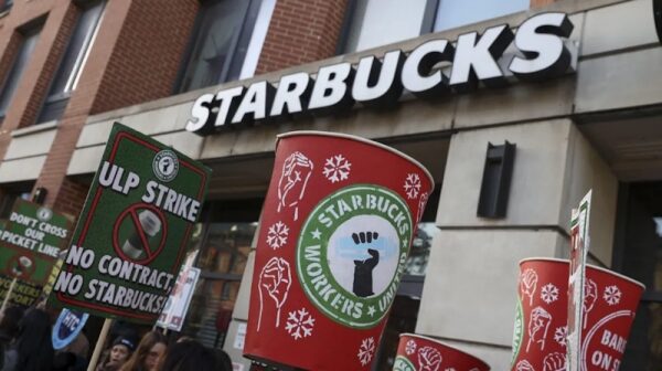 Сотрудники Starbucks по всему миру выступают за права работников