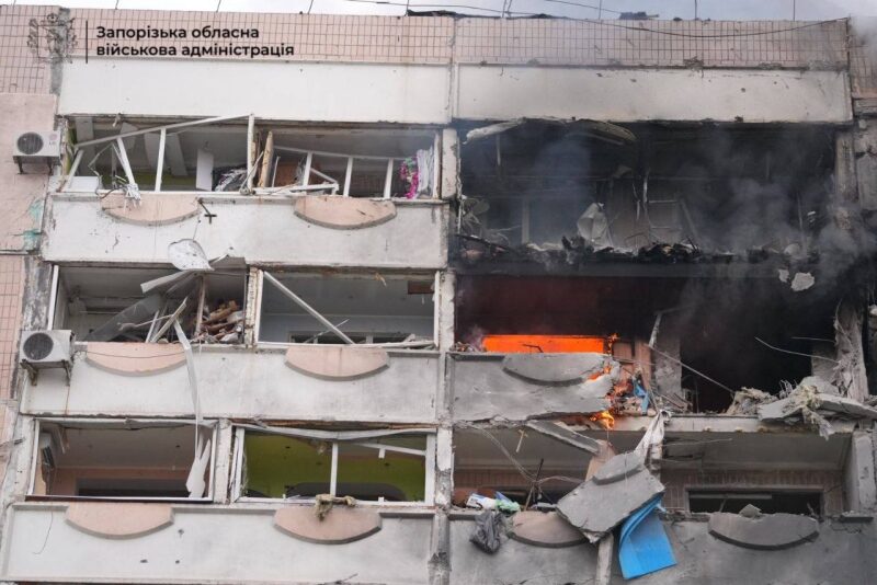 Ворог вдарив по&nbsp;житлових будинках у&nbsp;Запоріжжі: постраждала 21 людина, у&nbsp;тому числі дитина (фото, відео)