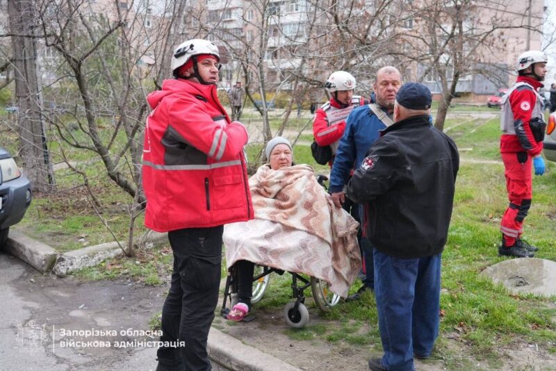 Ворог вдарив по&nbsp;житлових будинках у&nbsp;Запоріжжі: постраждала 21 людина, у&nbsp;тому числі дитина (фото, відео)