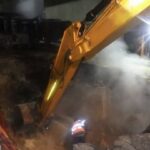 У Києві рятують 16-річну дівчину, яка впала в яму з окропом з вини комунальників (фото)