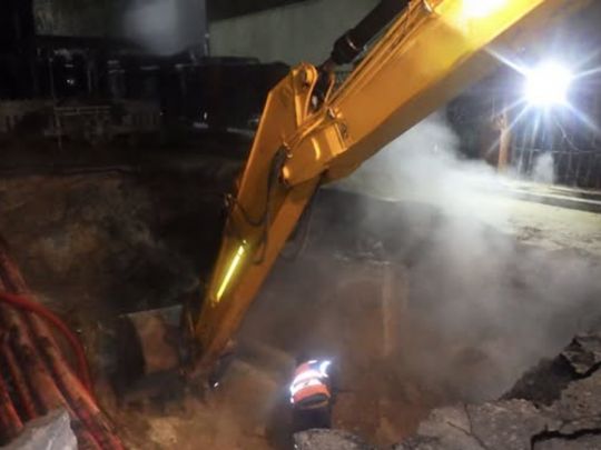 У&nbsp;Києві рятують 16-річну дівчину, яка впала в&nbsp;яму з&nbsp;окропом з&nbsp;вини комунальників (фото)