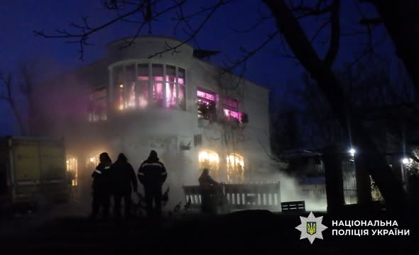 У&nbsp;Києві рятують 16-річну дівчину, яка впала в&nbsp;яму з&nbsp;окропом з&nbsp;вини комунальників (фото)