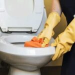 Відмиває за 10 хвилин: названо ефективний засіб проти жовтих плям в унітазі