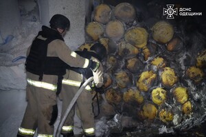 Ночной обстрел Одесской области: пострадали объекты в порту и судно