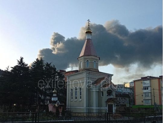 Масована атака дронів: у&nbsp;Туапсе палає один з&nbsp;найбільших НПЗ росії (фото, відео)